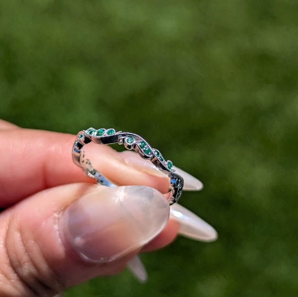 14K White Gold Emerald Floral Milgrain Vintage Style Band Ring - Picture 3 of 8